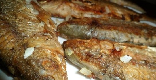 Жареная рыба чебак