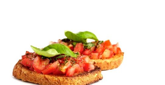 Поджаренный хлеб (bruschette) с помидорами и базиликом