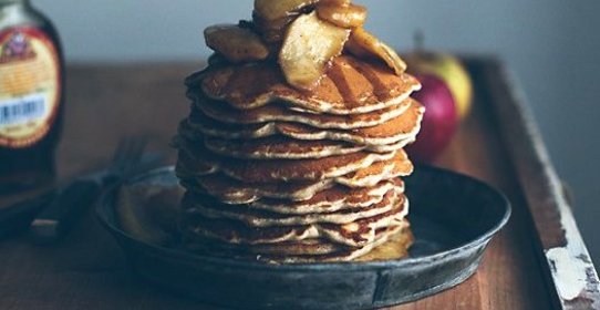 Панкейки с яблоками, корицей и кленовым сиропом
