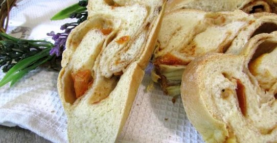 Порционный хлеб с красным песто