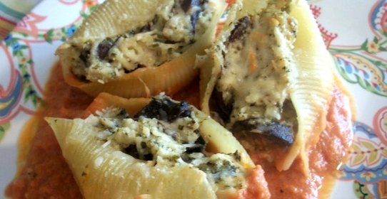 Макароны, фаршированные курицей и грибами