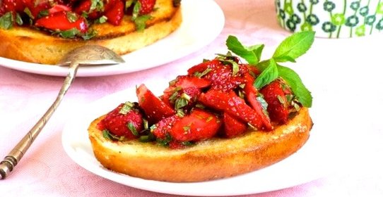 Гренки с клубникой