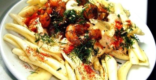 Спагетти в сливочном соусе со сладко-острыми креветками