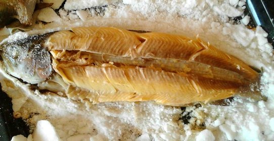Свежая рыба в корочке из соли