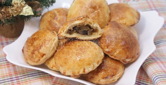 Рождественские пирожки с грибами и курицей