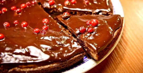 Шоколадный пирог с брусникой