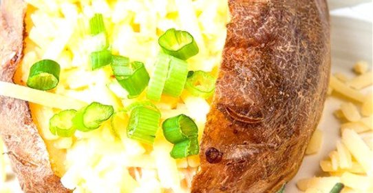 Картофель в мундире, фаршированный луком-пореем и сырами