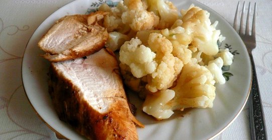 Куриная грудка с гарниром из цветной капусты
