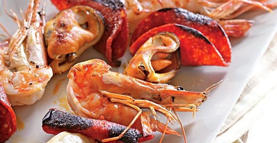 Шашлычки из мидий, креветок и чоризо