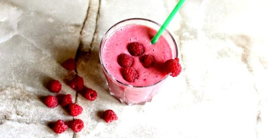 Смузи с ягодами и бананом