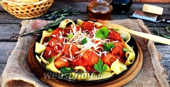 Паста с мясными шариками в томатном соусе