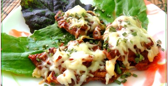 Свинина под сыром с чесноком