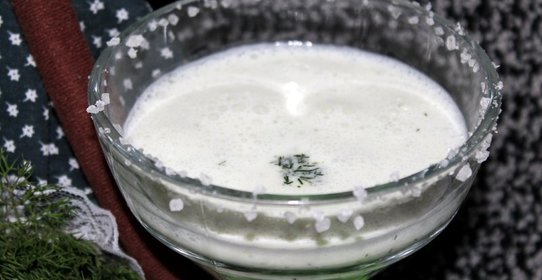 Кефирный напиток с огурцом, укропом и чесноком