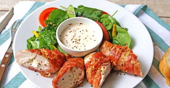 Запеченная куриная грудка в беконе с шпинатом на гарнир