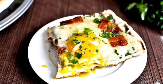 Пицца на гриле на завтрак