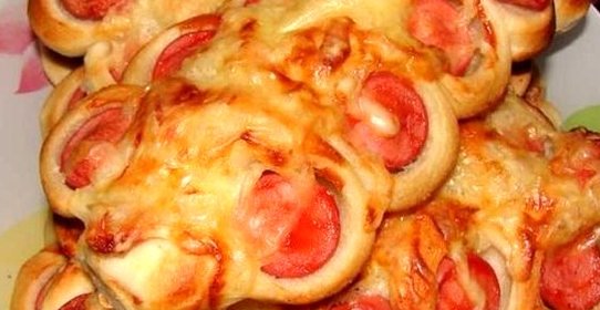 Булочки с сосисками и пармезаном