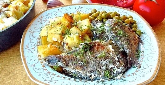 Караси в сметане с картофелем