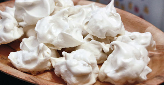 Безе (меренги) с орехами