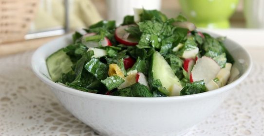 Весенний салат с ботвой редиса