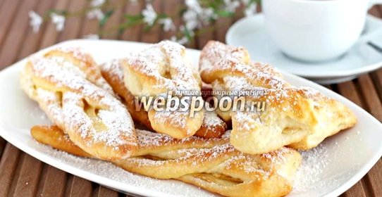 Слойки с яблоками из творожного теста