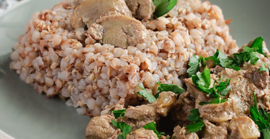 Куриная печенка с грибами и гречкой