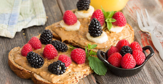 Брускетта с миндальной пастой, бананом и малиной