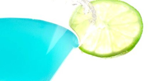 Коктейль «Голубая лагуна» с лимонным соком