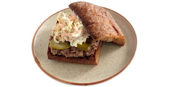 Бутерброд с тушенкой на ржаном хлебе