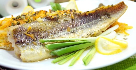 Минтай запеченный с овощами
