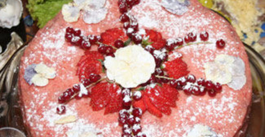 Клубничный торт с засахаренными цветами