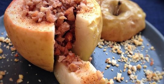 Запеченное яблоко с орехами