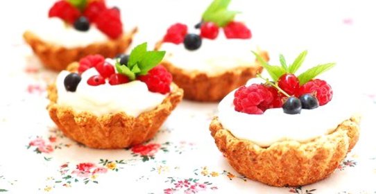 Песочные корзиночки с кремом из белого шоколада и маскарпоне со свежими ягодами