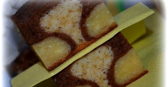 Бисквитный пирог с творожными шариками