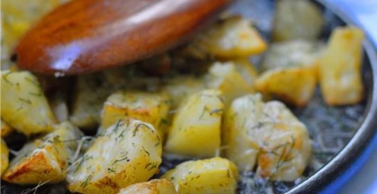 Запеченная чесночная картошка в пармезановой корочке