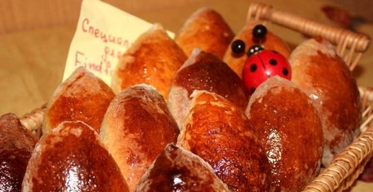 Пирожки с яйцом и зелёным горошком