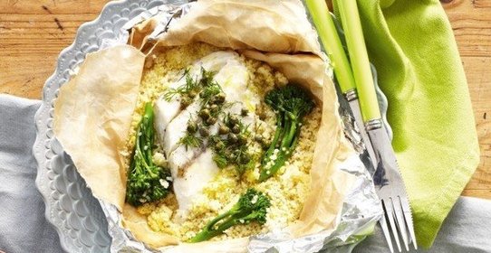 Запеченный морской окунь с травами и кускусом