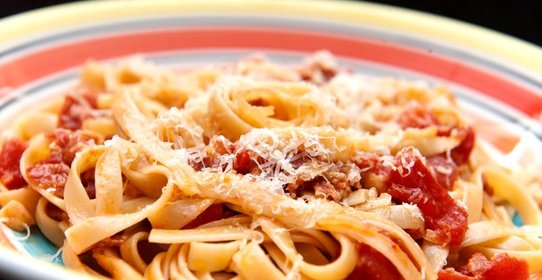 Паста с ветчиной и помидорами