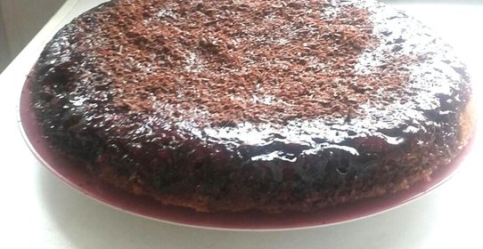 Пирог с вишней на коричневом сахаре