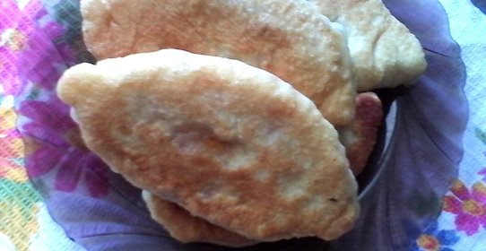 Жареные пирожки с тушеной капустой