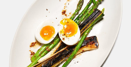 Спаржа с яйцом и луком-порей