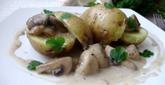 Картошка под грибным соусом