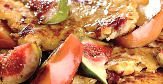 Оладьи из ароматных яблок с инжиром