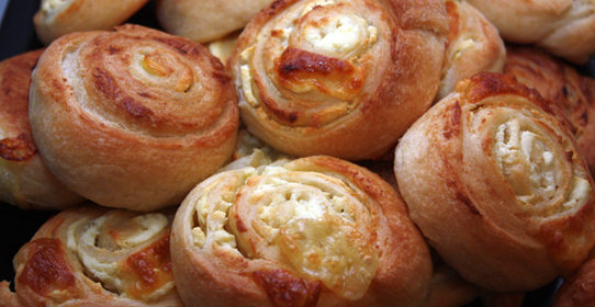 Сырные булочки из слоеного теста