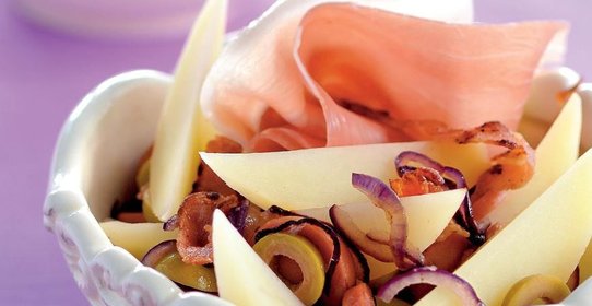 Картофельный салат с копченостями