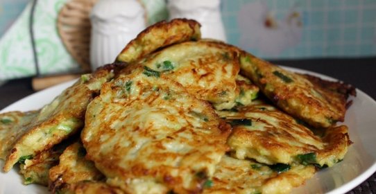 Кабачковые оладьи с зеленым луком