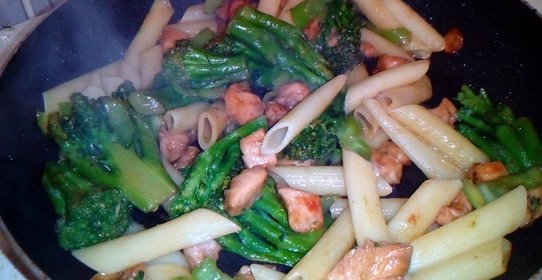 Паста с курицей и брокколи в устричном соусе