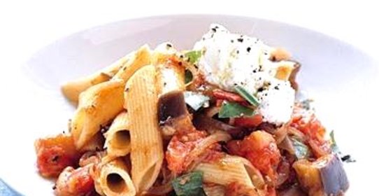 Паста с баклажаном, чесноком и базиликом