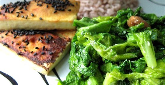 Листовая капуста с жареными кешью и лимонным соком