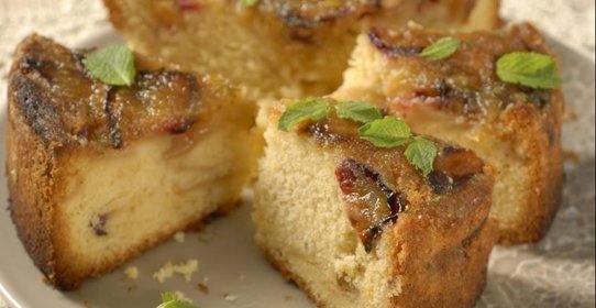 Яблочный пирог со сливами