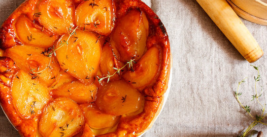 Слоеный пирог с карамелизированными грушами